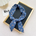 Foulard étroit en soie bleue à imprimé feuilles, noué en nœud sur cadre élégant - 20 Feuilles Jumelles Bleu