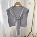 Chal de punto gris con elegante lazo fabricado en suave tejido de cachemira - Gris claro