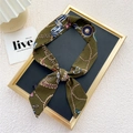 Foulard en soie vert olive avec imprimé chaîne noué sur un cadre doré élégant - 27 Noeud de Corde Vert