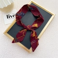 Foulard cheveux bordeaux en satin avec imprimé chaînes dorées et pompons rétro - 28 Noeud de Corde Rouge Vin