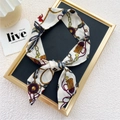 Foulard en soie vintage crème avec imprimé chaînes et glands dorés noué en ruban - 30 Noeud de Corde Beige