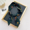 Foulard en soie vert foncé avec imprimé chaîne dorée vintage et pompons rouges - 31 Noeud de Corde Vert