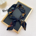 Foulard élégant en soie noire avec motif chaîne dorée noué sur un cadre - 33 Noeud de Corde Marine
