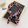Foulard twilly étroit à imprimé léopard rouge et noir, noué en décoration de nœud chic - 36 Léopard C Rose