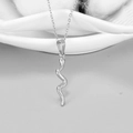 Dettaglio della collana a serpente d'argento con trama a scaglie su catena in titanio - Stile Texturizzato Acciaio (SN168)