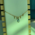 Détail du bracelet en acier titane doré 18K avec pierre naturelle et perles fines - Goutte de Pierre Bleu Blanc - Or