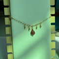 Dettaglio della collana placcata oro 18 carati con pietra a goccia e perle dorate - Goccia di Pietra Rossa - Oro