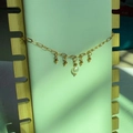 Détail d'un collier plaqué or 18K avec de petites billes et un pendentif en perle d'eau douce - Goutte de Perle - Or