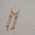 Détail de l'étoile en or 18 carats et des longues chaînes à pampilles sur la boucle - Pentagramme