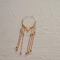 Détail de la boucle d'oreille cœur plaqué or 18K avec élégante chaîne à pampilles - Cœur