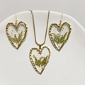 Schmuckset aus 18K Titanstahl mit grünen Farnblättern und Goldfolie in Herzform - Grüne Trockenblumen Herz Schmuckset