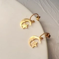 Détail de boucles d'oreilles célestes en or 18K avec motif étoile et lune torsadé - Style de Visage Souriant Étoile Lune (麻花121)