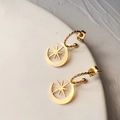 Détail macro de boucles d'oreilles étoile et lune dorées 18 carats avec texture torsadée - Style Creux Lune Étoile à Huit Branches (麻花123)