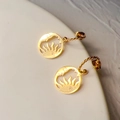 Vue détaillée de boucles d'oreilles créoles torsadées dorées avec motifs soleil et lune - Style Creux Soleil Lune Étoile (麻花124)
