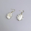 Détail de boucles d'oreilles crochet dorées avec breloques en verre et feuilles d'argent - Or-Blanc