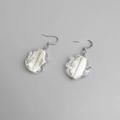 Détails des boucles d'oreilles argentées en résine transparente avec grains de texture interne - Acier-Blanc