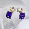 Detalle de pendientes de acero inoxidable 18K con colgantes de cristal azul cúbico - Azul