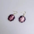 Détail de boucles d'oreilles en verre violet avec feuille d'argent et crochets dorés - Or-Violet