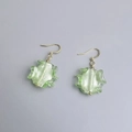Détail de boucles d'oreilles en verre froissé vert clair avec crochets dorés pour l'été - Or-Vert