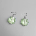 Vue détaillée des boucles d'oreilles en verre vert clair avec texture plissée - Argent-Vert