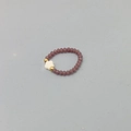 Bague élastique minimaliste en perles violettes avec fleur blanche et accents dorés - Diamètre Intérieur 17-18mm / Style H Petite Fleur de Coquillage (DR006-zi-H)