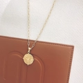 Collier maille trombone en acier inoxydable plaqué or 18K avec pendentif soleil - Soleil en Relief (DN157)