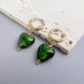 Detalle de pendientes de corazón en vidrio verde oscuro con aros dorados de estilo retro - Dorado-Verde Oscuro