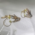 Detailansicht goldener handförmiger Ohrringe mit Augenmuster und hellgrünen Perlen - Sternförmiger Hohler Handflächenstil (DE103-PN171)