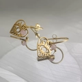 Détail de boucles d'oreilles cœur en acier doré avec opale rose et texture soleil - Style de Texture Cœur Soleil (DE103-PN172)