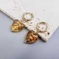Detalle de pendientes de corazón en vidrio dorado con pan de oro sobre piedra - Oro-Oro