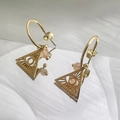Détail macro de boucles d'oreilles œil porte-bonheur dorées avec pierre œil de chat - Triangle Œil de la Providence (DE103-PN173)