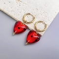 Dettaglio dei orecchini a cuore con motivi di coccinella rossa su supporto in pietra - Oro-Rosso a Pois (Stile Coccinella)