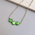 Detail van 18K gouden ketting met groene kattenoog ster kralen en bloem stiksels - Goud-Groen