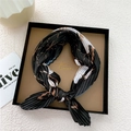 Elegante sciarpa plissettata nera con stampa floreale in una confezione regalo di lusso - Nero Loto