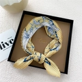 Sciarpa in seta a pieghe giallo brillante con motivi floreali blu da donna - Giallo Loto