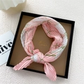 Foulard quadrato plissettato rosa e bianco annodato a fiocco su cartoncino marrone - Rosa Loto