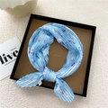 Piccolo foulard plissettato azzurro con delicata stampa floreale ed elegante nodo ad anello - Blu Tuberosa