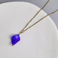 Detalle de collar de acero inoxidable de 18K con colgante de hoja de cristal azul - Dorado-Azul