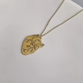Vue détaillée d'un pendentif cœur anatomique doré avec textures vasculaires fines - Grand / Or