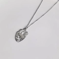 Dettaglio del ciondolo a cuore in argento con profilo del viso e catena sottile lucida - Piccolo / Color Acciaio