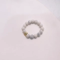 Minimalist elastic ring with white turquoise beads and a single faceted gold bead accent - White Turquoise - Gold Color
