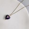 Détail d'un pendentif coeur en verre violet avec rose artisanale et chaîne dorée - Or-Violet Foncé