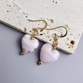 Dettaglio di orecchini a cuore lavanda con trama a onde e ganci dorati - Oro-Rosa