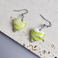 Dettaglio degli orecchini a forma di cuore con texture marmorizzata verde e bianca - Argento-Verde
