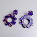 Detalle de pendientes florales de acrílico con texturas de pintura al óleo cielo estrellado - Morado