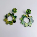 Vista detallada de pendientes de flor acrílicos con textura de mármol verde óleo artístico - Verde
