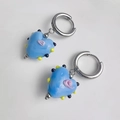 Gros plan de boucles d'oreilles cœur en verre avec émail bleu et motifs tourbillons - Acier-Bleu ciel