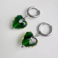 Détail de boucles d'oreilles cœur en verre vert avec rose rose et fermoir créole argent - Acier-Vert
