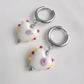Détail des boucles d'oreilles en cœur avec perles colorées et spirale violette - Acier-Blanc