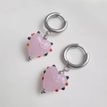 Détail de créoles argentées avec pendentifs en forme de cœur rose et motifs à pois - Acier-Rose